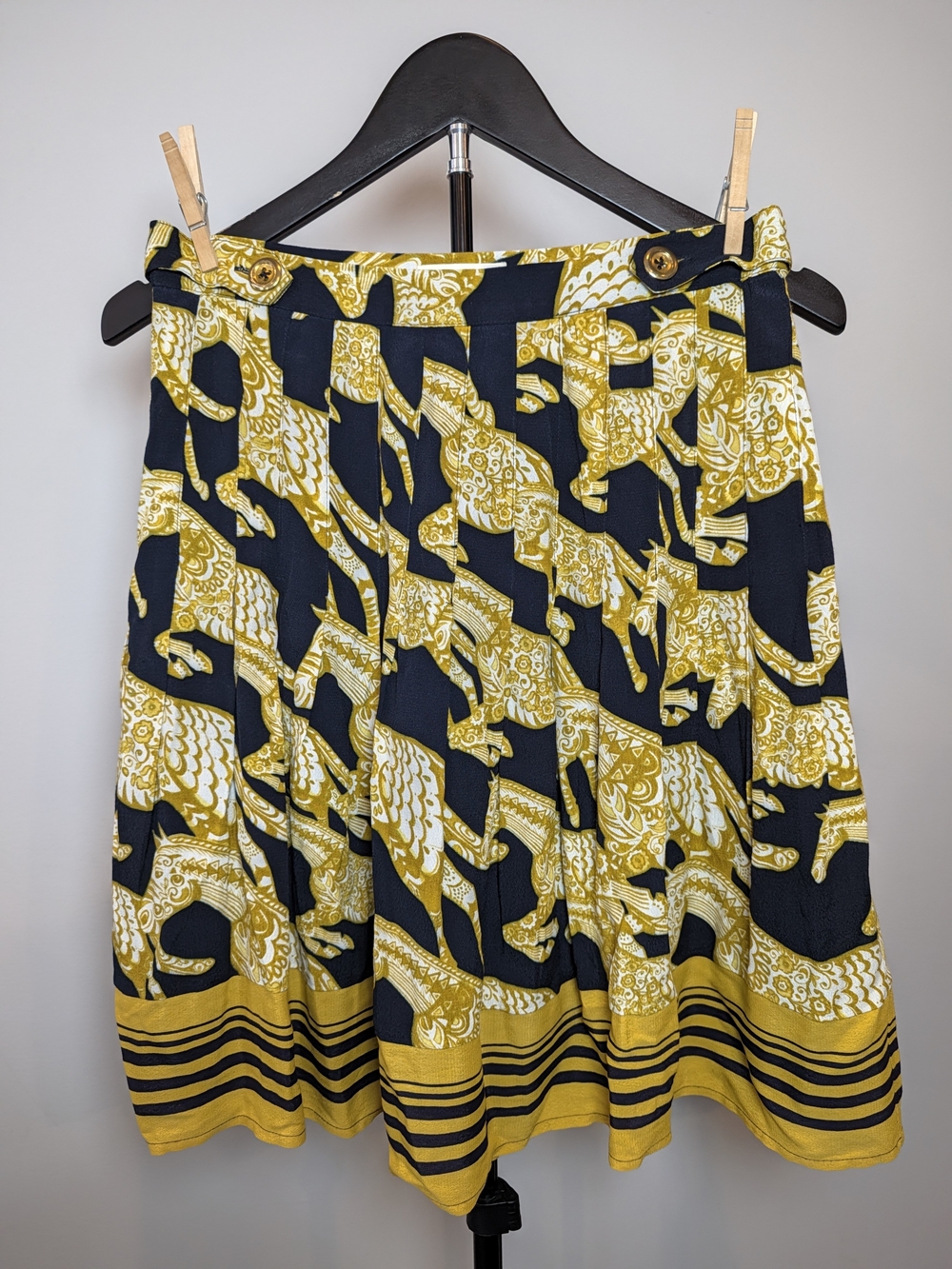 The Maeve Anthropologie Women's Size 6 Jade Skirt is a colorful and stylish piec